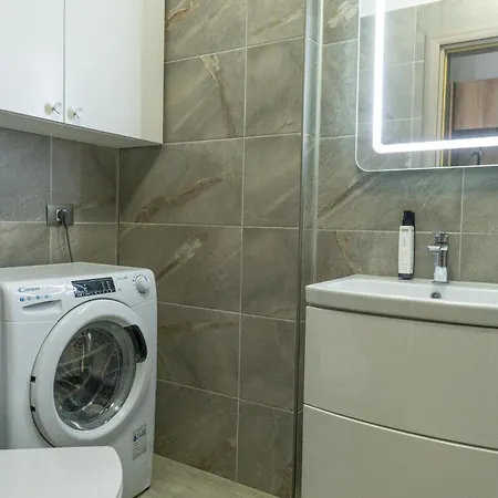 Mirage Pool & Mamaia Nord Apartman *
